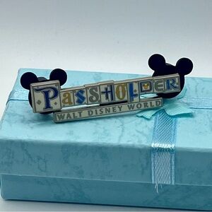 Disney Limited Edition Of 5000 Passholder Pin Small World Design